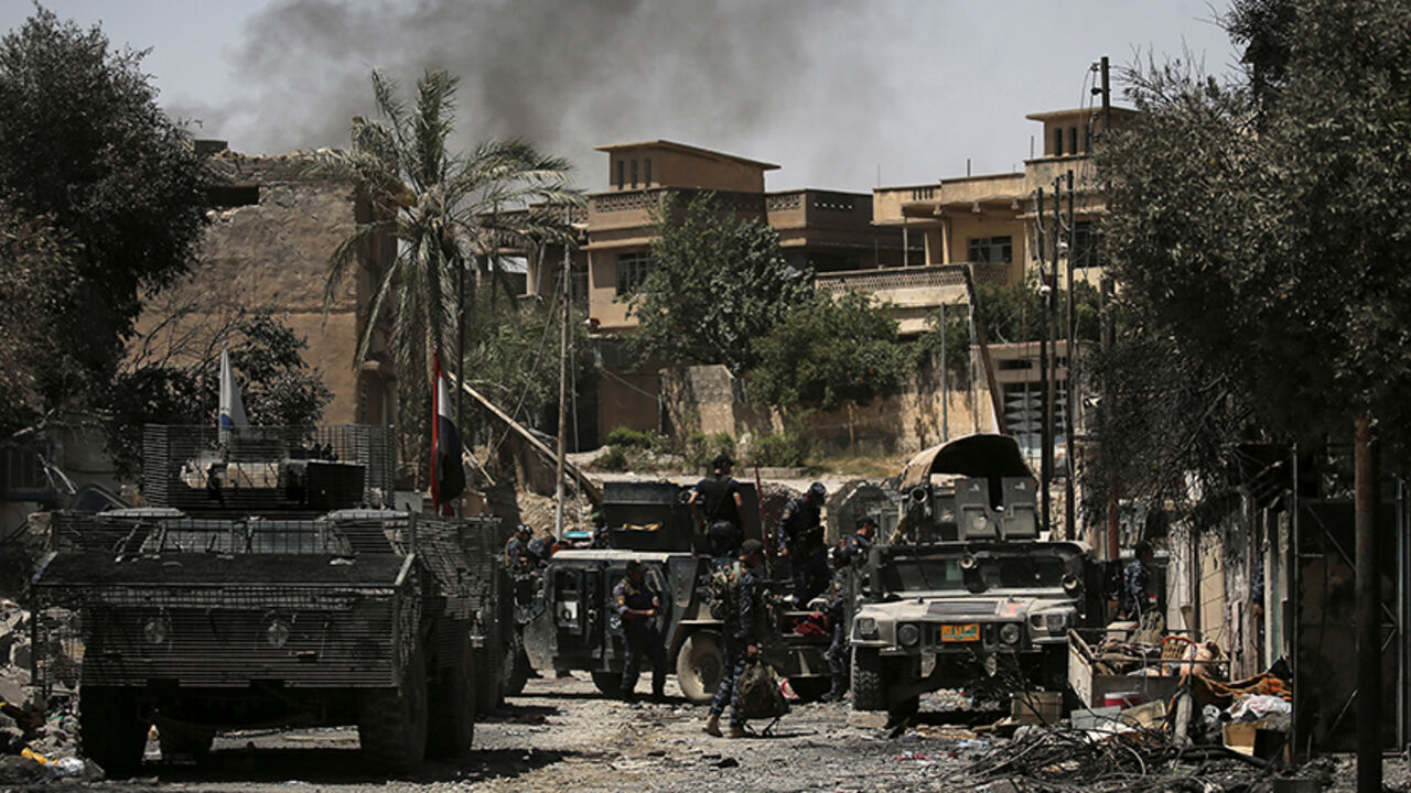 MIDEAST-CRISIS/IRAQ-MOSUL Members of the Iraqi rapid response forces and the Iraqi Federal Police move between their vehicles during clashes with Islamic State fighters in western Mosul, Iraq May 27, 2017. REUTERS/Alkis Konstantinidis - RTX37V1V