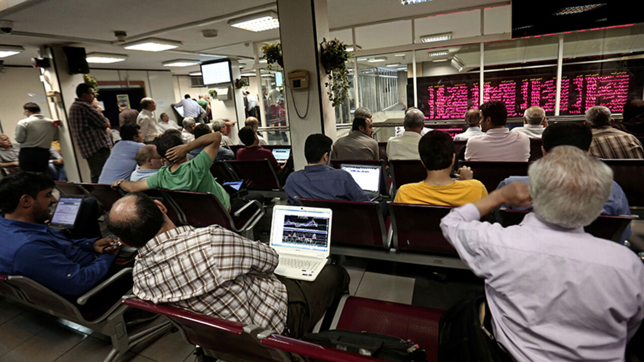 Nic6471928 Iranians check economic diagrams on their laptops while monitoring a stock market activity board at the stock exchange in the capital Tehran on July 27, 2015. Iran's central bank chief said that Iran has assets of $29 billion in overseas banks that could be unlocked under a nuclear deal struck on July 14, far less than reported estimates of over $100 billion. AFP PHOTO / BEHROUZ MEHRI (Photo credit should read BEHROUZ MEHRI/AFP/Getty Images)