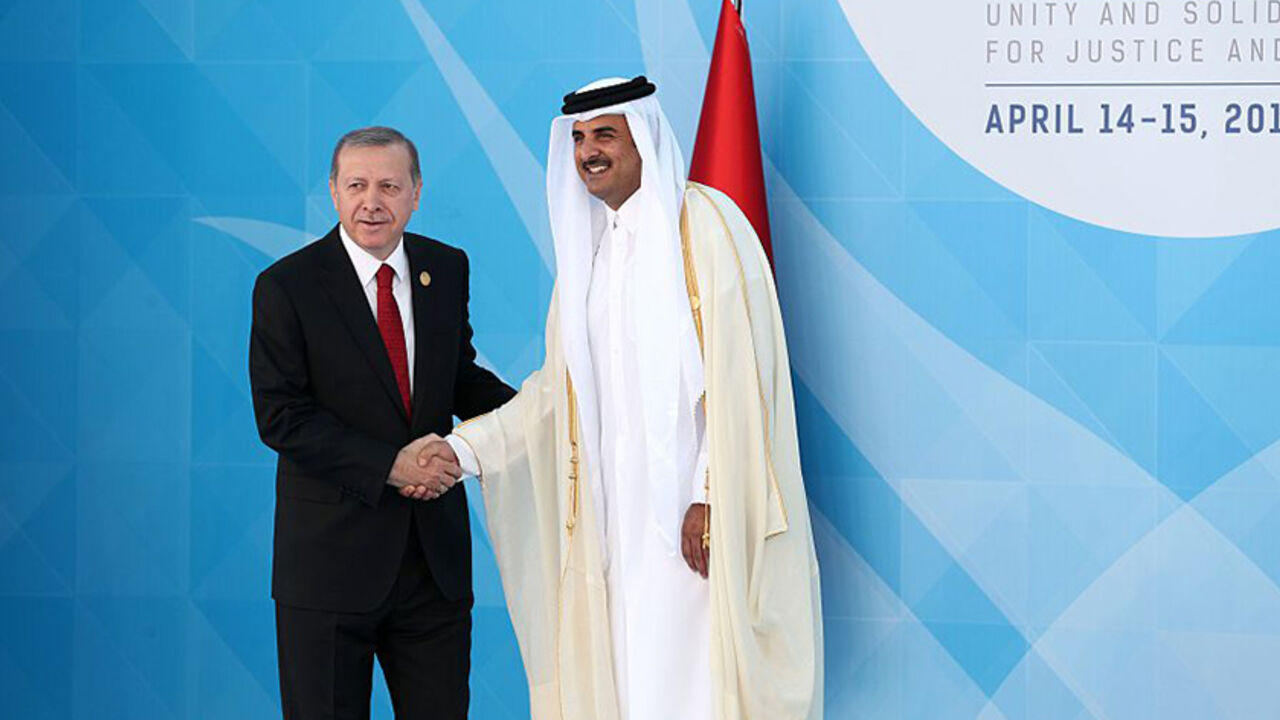 AFP_9N1EC Turkish President Recep Tayyip Erdogan (L) shakes hands with Emir of Qatar, Sheikh Tamim bin Hamad Al Thani (R) during the 13th Organization of Islamic Cooperation (OIC) Summit at Istanbul Congress Center (ICC) on April 14, 2016 in Istanbul.
Erdogan on April 14 hosts over 30 heads of state and government from Islamic countries in Istanbul for a major summit aimed at overcoming differences in the Muslim world. / AFP / POOL / ARIF HUDAVERDI YAMAN (Photo credit should read ARIF HUDAVERDI YAMAN/AFP/Get