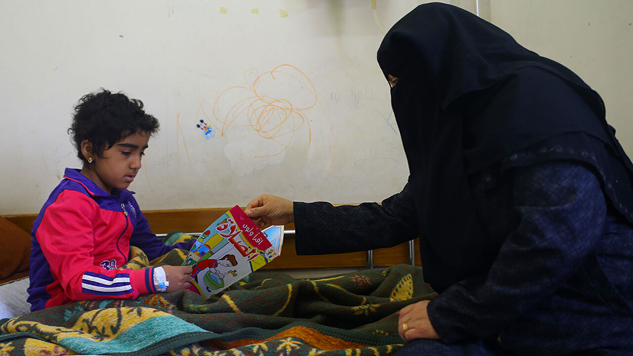 AFP_NB23O A Palestinian girl suffering from cancer sits with her mother at the al-Rantisi children's hospital in Gaza City on April 6, 2017.
The World Health Organization and others have pointed to the effect the Israeli blockade has had on medical crossings, a crucial issue for impoverished Gaza, which lacks proper medical equipment in many cases. Many patients seek treatment in Israel, and some in the occupied West Bank, the other Palestinian territory separated geographically from Gaza.
/ AFP PHOTO / MOHAMMED ABE