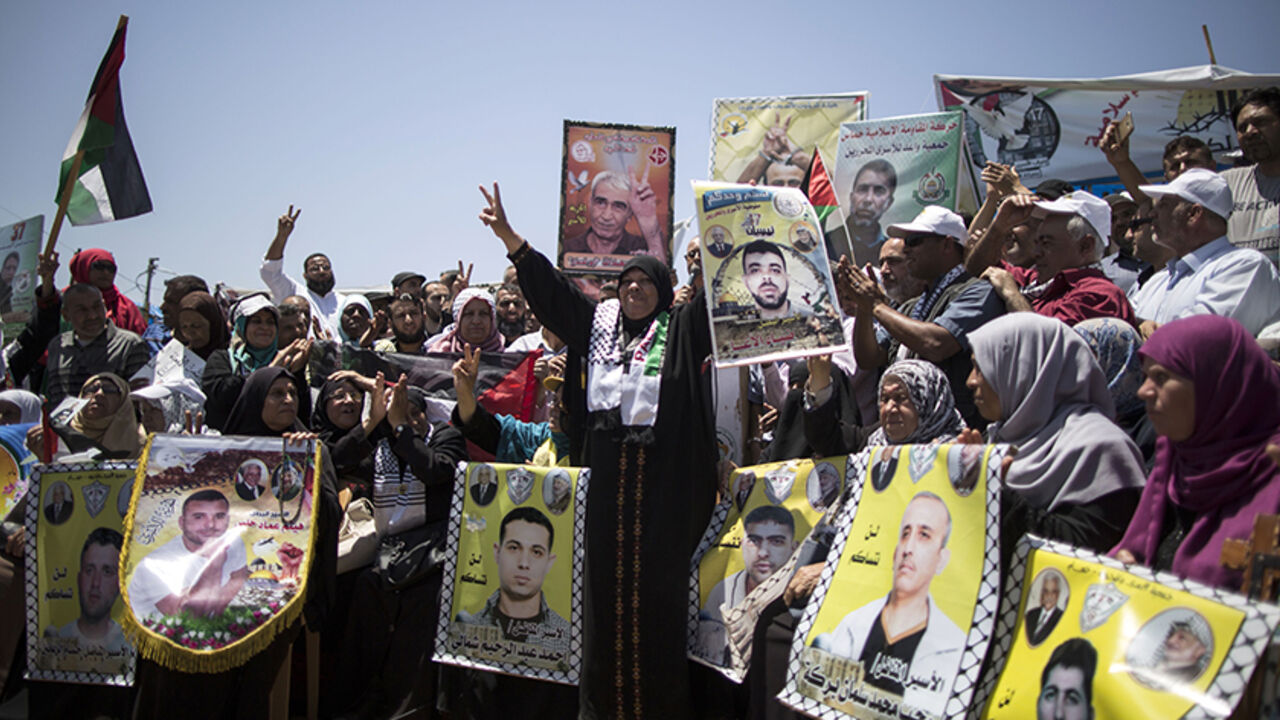 AFP_OZ5AU Palestinians take part in rally in support of Palestinian prisoners held in Israeli jails who ended their hunger strike earlier in the day, in Gaza City on May 27, 2017.
Hundreds of Palestinian prisoners in Israeli jails on hunger strike since April 17 have ended their mass protest after Israel agreed a deal following weeks of refusing to negotiate, sources on both sides said / AFP PHOTO / MAHMUD HAMS (Photo credit should read MAHMUD HAMS/AFP/Getty Images)