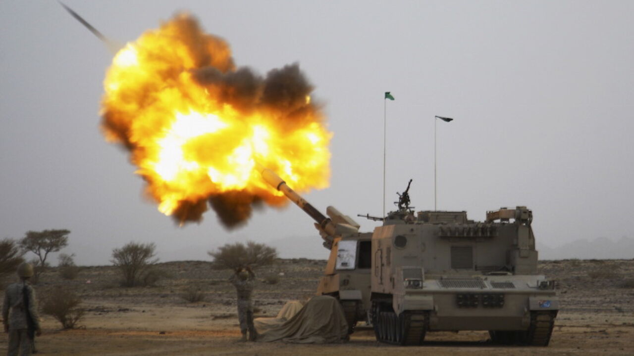 YEMEN-SECURITY/ Saudi army artillery fire shells towards Houthi movement positions at the Saudi border with Yemen April 15, 2015. REUTERS/Stringer TPX IMAGES OF THE DAY - RTR4XHTX