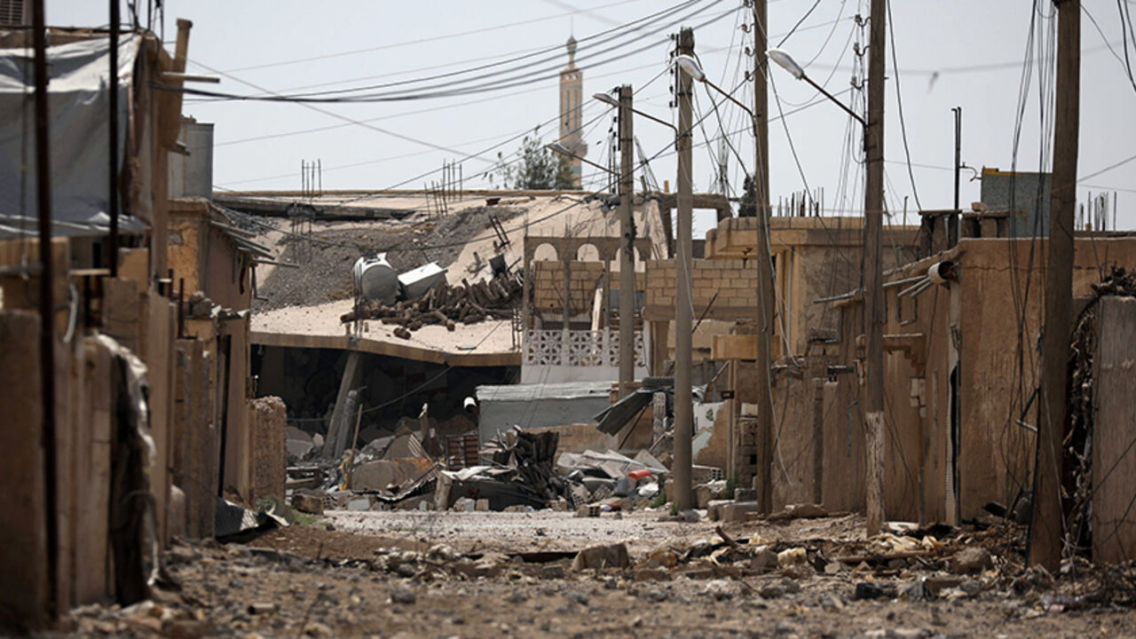 MIDEAST-CRISIS/SYRIA-RAQQA A general view shows the damage along a street in the Raqqa's al-Sanaa industrial neighbourhood, Syria June 14, 2017. Picture taken June 14, 2017. REUTERS/Rodi Said - RTS175OR