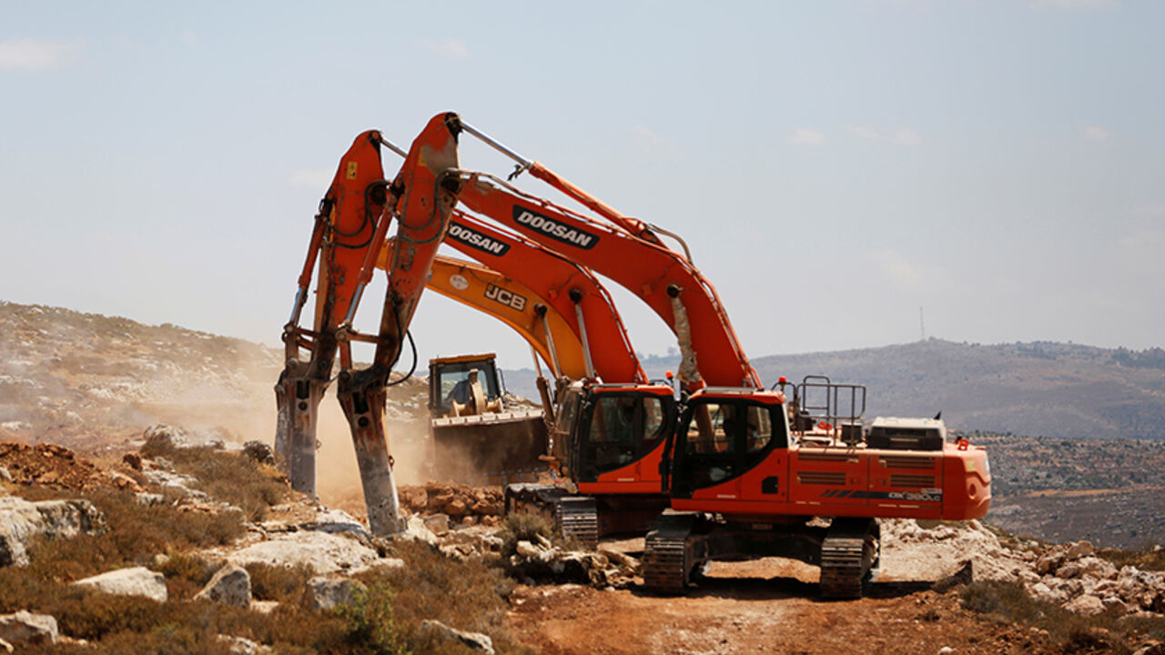 ISRAEL-PALESTINIANS/USA Heavy machinery work on a field as they begin construction work of Amichai, a new settlement which will house some 300 Jewish settlers evicted in February from the illegal West Bank settlement of Amona, in the West Bank June 20, 2017. REUTERS/Ronen Zvulun - RTS17UHK