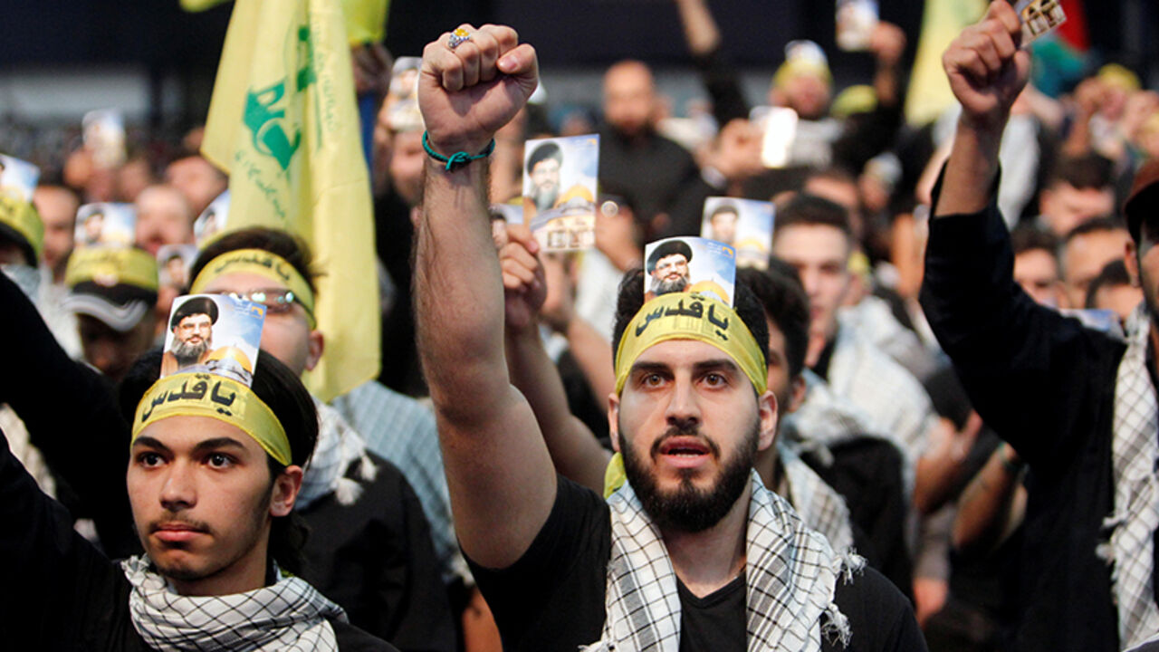 MIDEAST-CRISIS/HEZBOLLAH Supporters of Lebanon's Hezbollah leader Sayyed Hassan Nasrallah chant slogans and gesture during a rally marking Al-Quds day in Beirut's southern suburbs, Lebanon June 23, 2017. REUTERS/Aziz Taher - RTS18DLL