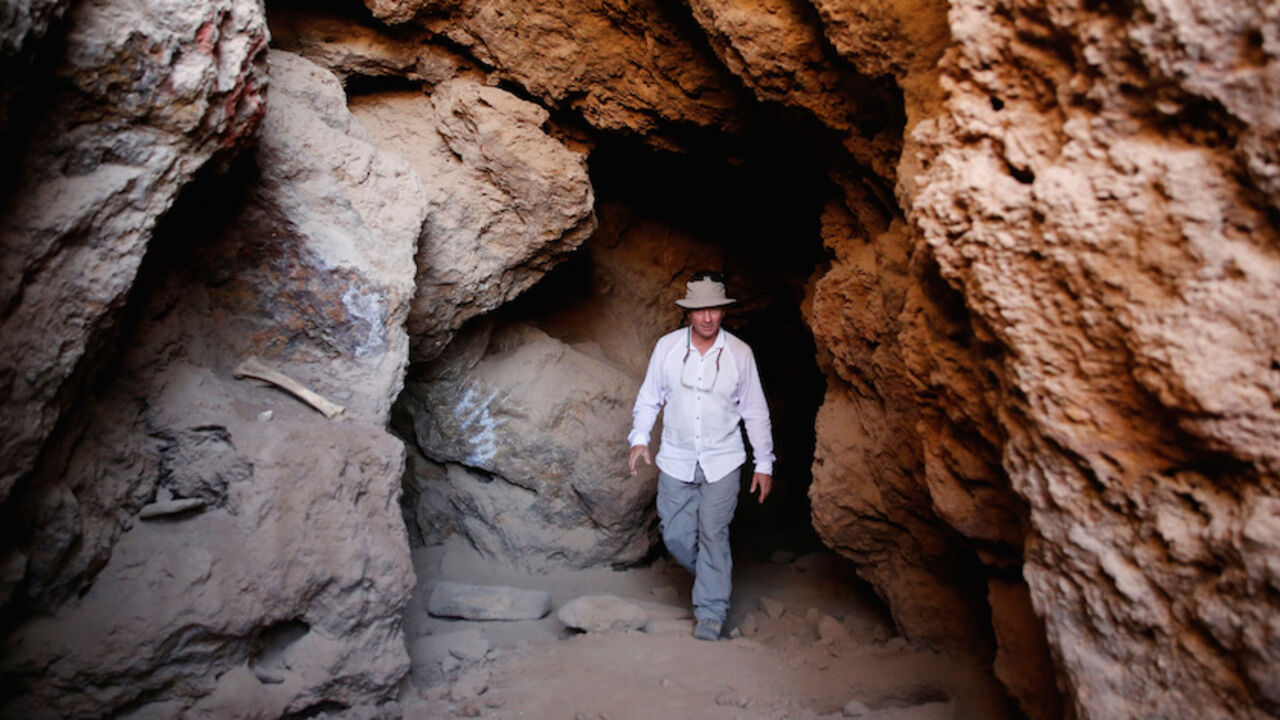 EGYPT-GOLD/ Geologist Leonard Karr walks out from an old mine in the Eastern Desert near the southern province of Luxor, Egypt May 20, 2016. REUTERS/Amr Abdallah Dalsh - RTSGK11