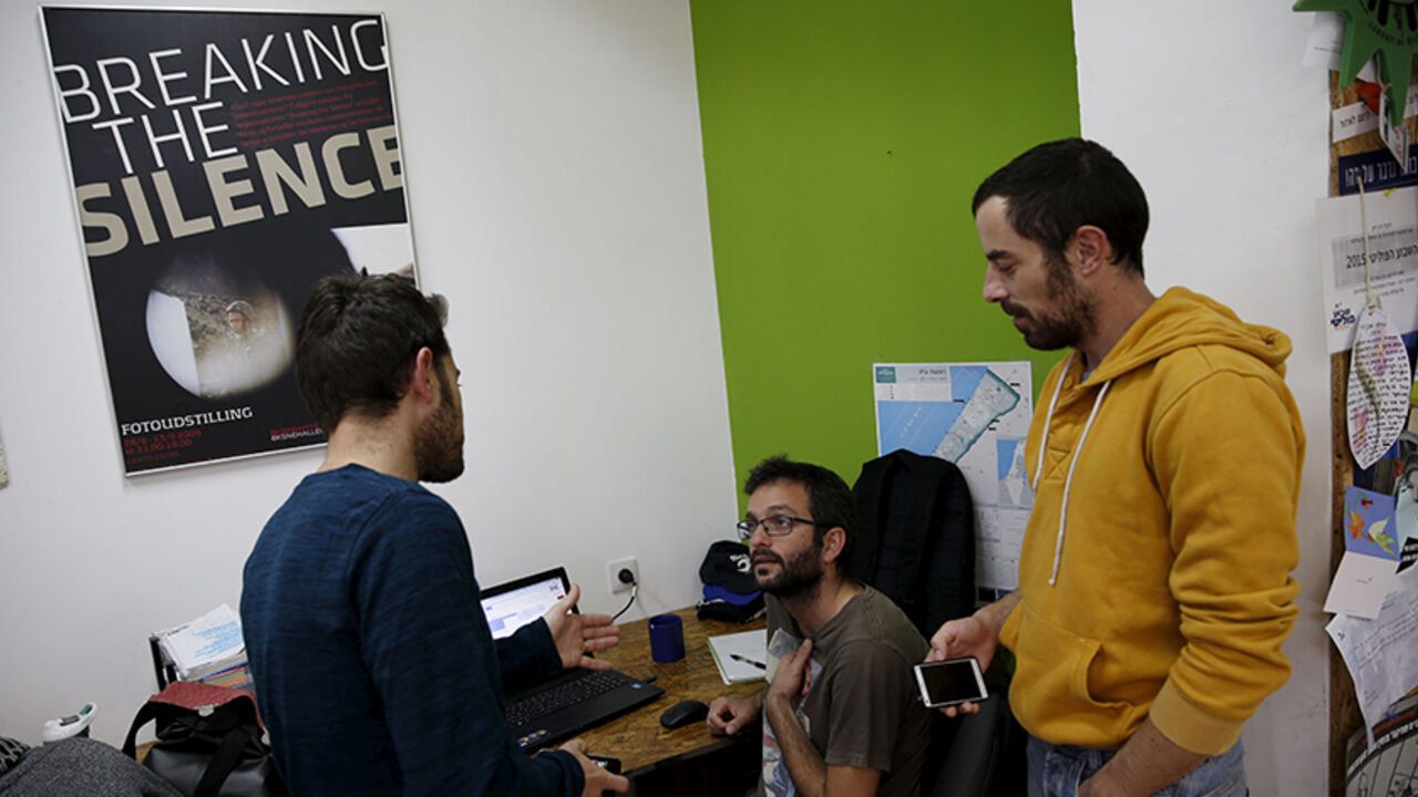 ISRAEL-NGO/ Employees work at the offices of Israeli rights group "Breaking the Silence" in Tel Aviv, Israel, December 16, 2015. REUTERS/Baz Ratner/File Photo - RTSHGNW