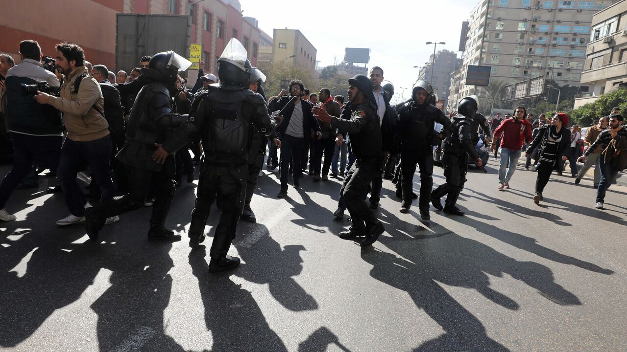 Security forces attempt to block people, marching in support of a ruling against the Egypt-Saudi border demarcation agreement, in front of the State Council courthouse in Cairo, Egypt, January 16, 2017. REUTERS/Mohamed Abd El Ghany - RTSVPK6