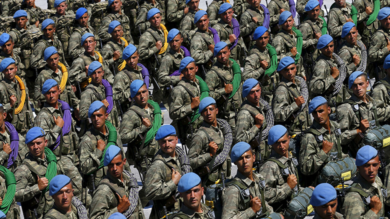 TURKEY-ANNIVERSARY/ Turkish soldiers march during a parade marking the 93rd anniversary of Victory Day in Ankara, Turkey, August 30, 2015. REUTERS/Umit Bektas - RTX1Q9QG