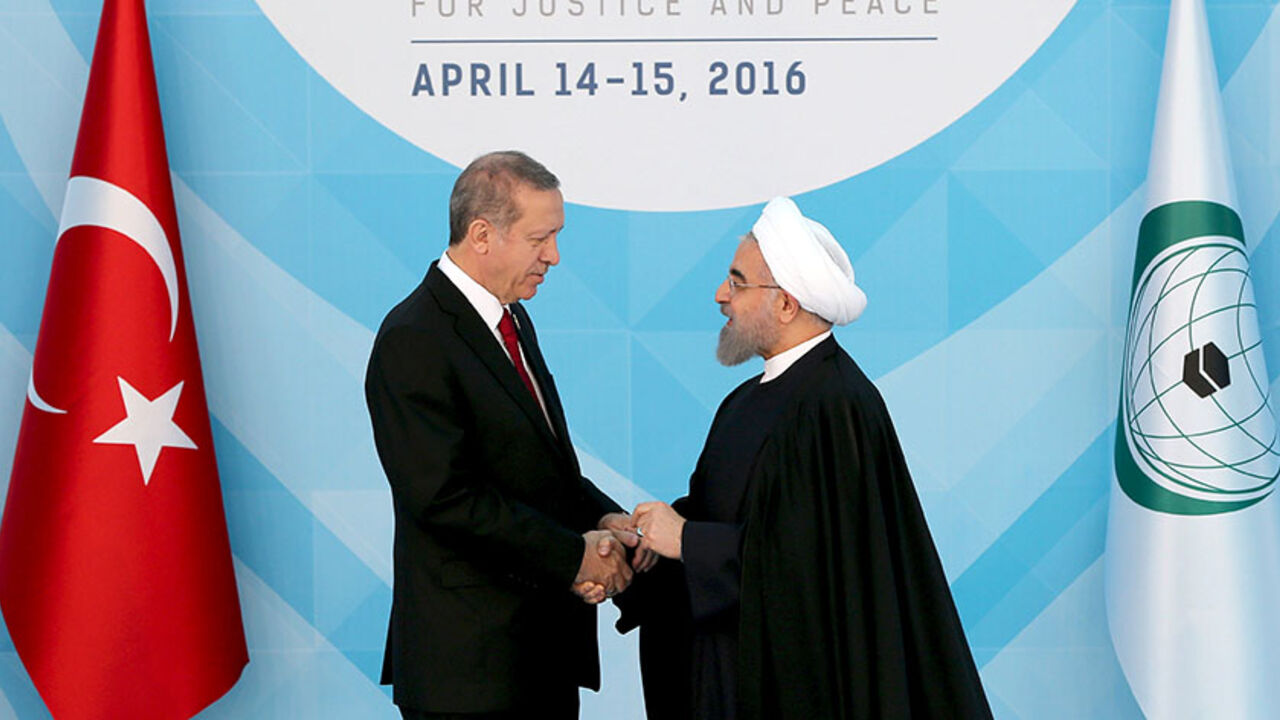 TURKEY-SUMMIT/ Turkish President Tayyip Erdogan (L) welcomes his Iranian counterpart Hassan Rouhani during the Organisation of Islamic Cooperation (OIC) Istanbul Summit in Istanbul, Turkey April 14, 2016. REUTERS/Berk Ozkan/Pool TPX IMAGES OF THE DAY - RTX29X07