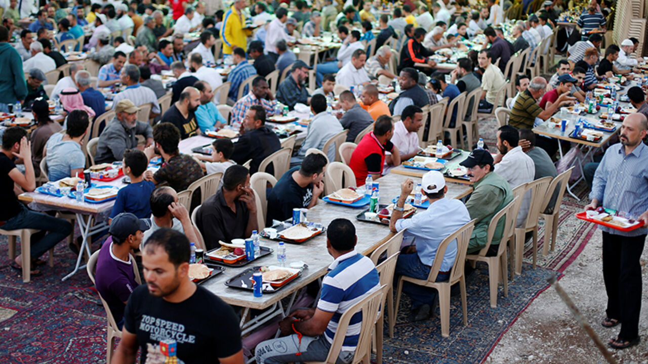 RELIGION-RAMADAN/ Muslim men eat iftar, or the evening meal, to break fast, at Tkiyet Um Ali, a humanitarian services center, in Amman, Jordan, June 15, 2016. REUTERS/Muhammad Hamed - RTX2GGA9