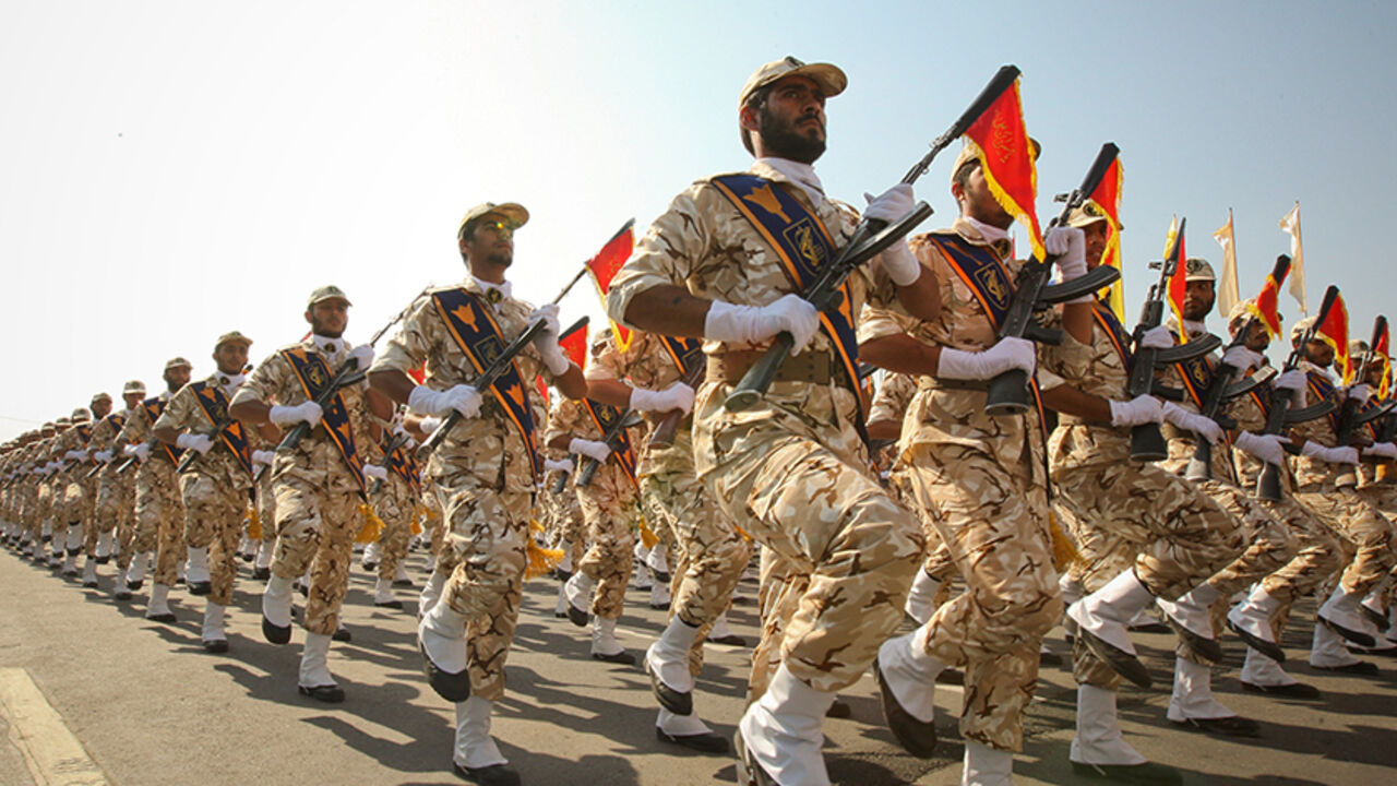 IRAN-POLITICS/KURDS Members of the Iranian revolutionary guard march during a parade to commemorate the anniversary of the Iran-Iraq war (1980-88), in Tehran September 22, 2011. REUTERS/Stringer/File Photo - RTX2O26E