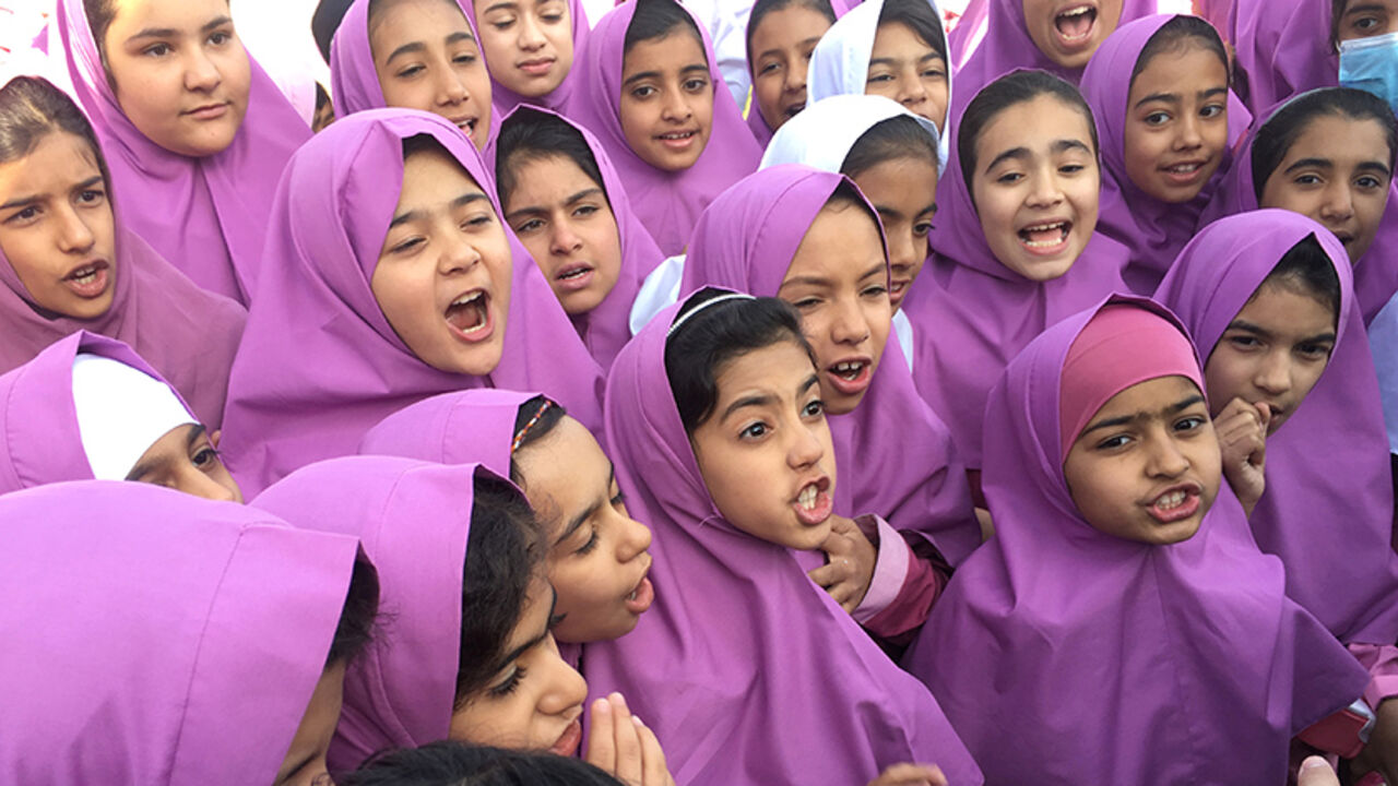 EUROPE-MIGRANTS/IRAN Iranian and Afghan girls gather at the Emam Hasan Mojtaba school in Kerman, Iran, October 23, 2016. Picture taken on October 23, 2016. REUTERS/Gabriela Baczynska TPX IMAGES OF THE DAY - RTX2QSS1