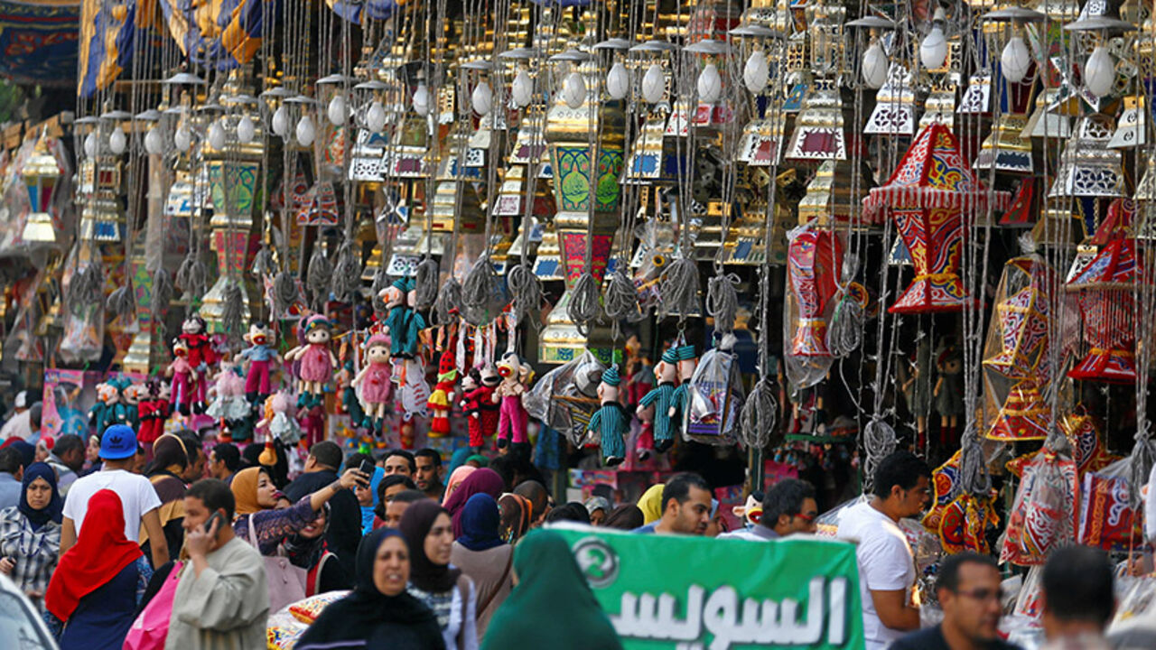 RELIGION-RAMADAN/EGYPT Traditional Ramadan lanterns called "fanous" hang from a stall ahead of the Muslim holy month of Ramadan in Cairo, Egypt May 24, 2017. REUTERS/Mohamed Abd El Ghany - RTX37I2U