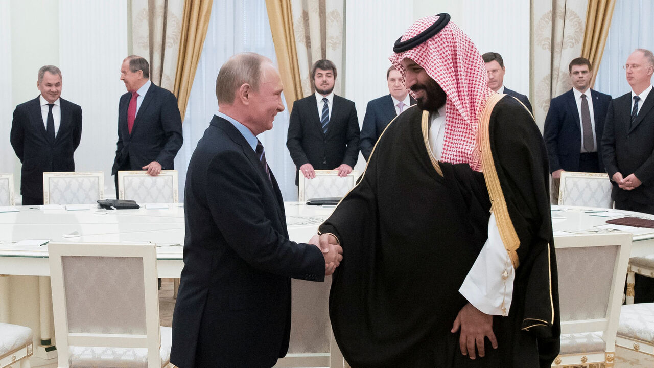 RUSSIA-SAUDI ARABIA/PUTIN-PRINCE Russian President Vladimir Putin shakes hands with Saudi Deputy Crown Prince and Defence Minister Mohammed bin Salman during a meeting at the Kremlin in Moscow, Russia, May 30, 2017. REUTERS/Pavel Golovkin/Pool - RTX388UH