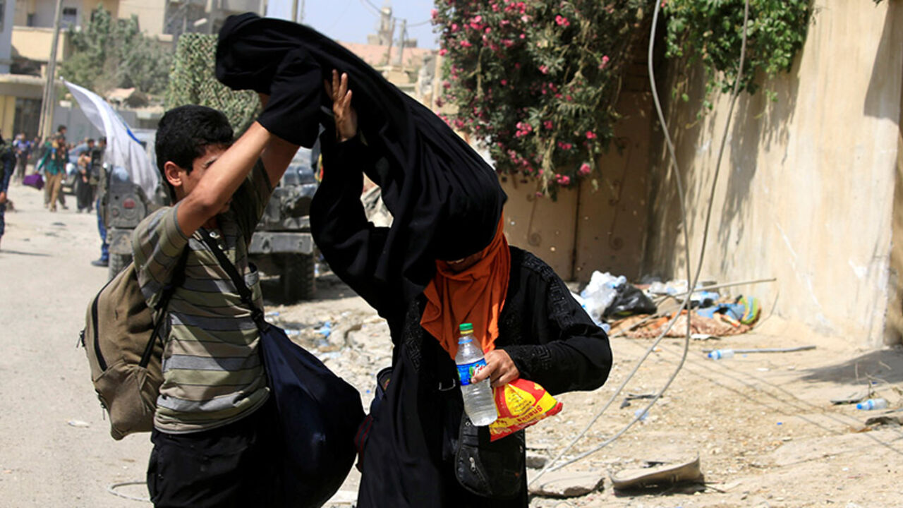 MIDEAST-CRISIS/IRAQ-MOSUL A displaced Iraqi woman removes her niqab, in western Mosul, Iraq, June 3, 2017. REUTERS/Alaa Al-Marjani - RTX38TUZ