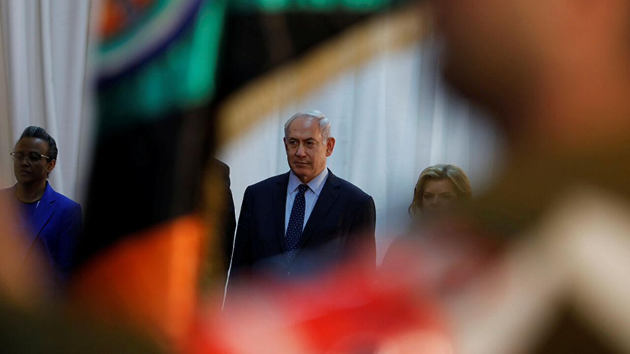 ISRAEL-ETHIOPIA/ Israeli Prime Minister Benjamin Netanyahu (C) and his wife Sara are seen during a welcoming ceremony for Ethiopian Prime Minister Hailemariam Desalegn in Jerusalem June 6, 2017. REUTERS/Ronen Zvulun - RTX39AI6
