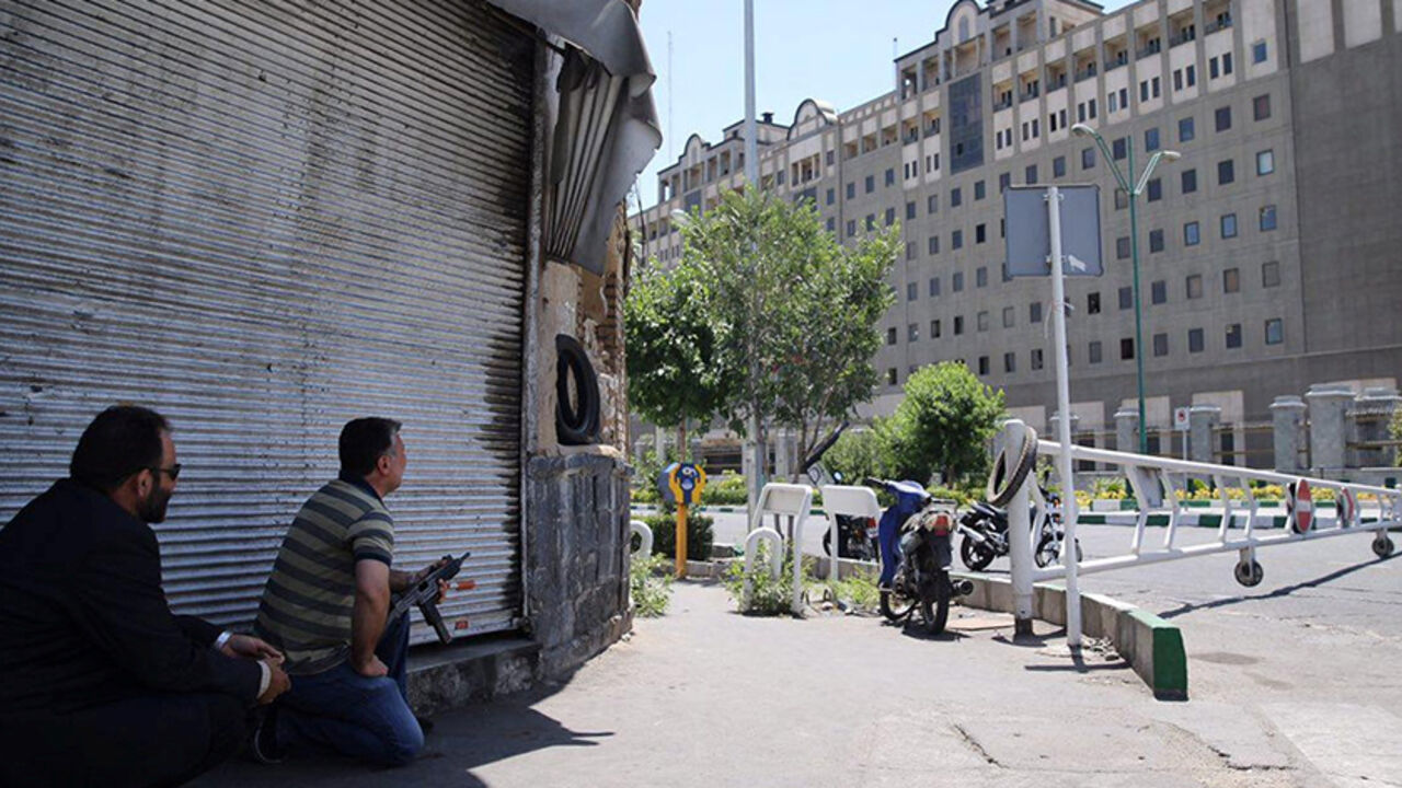 IRAN-SECURITY/ Members of Iranian forces take position during an attack on the Iranian parliament in central Tehran, Iran, June 7, 2017. Omid Vahabzadeh/TIMA via REUTERS ATTENTION EDITORS - THIS IMAGE WAS PROVIDED BY A THIRD PARTY. FOR EDITORIAL USE ONLY. - RTX39EMR