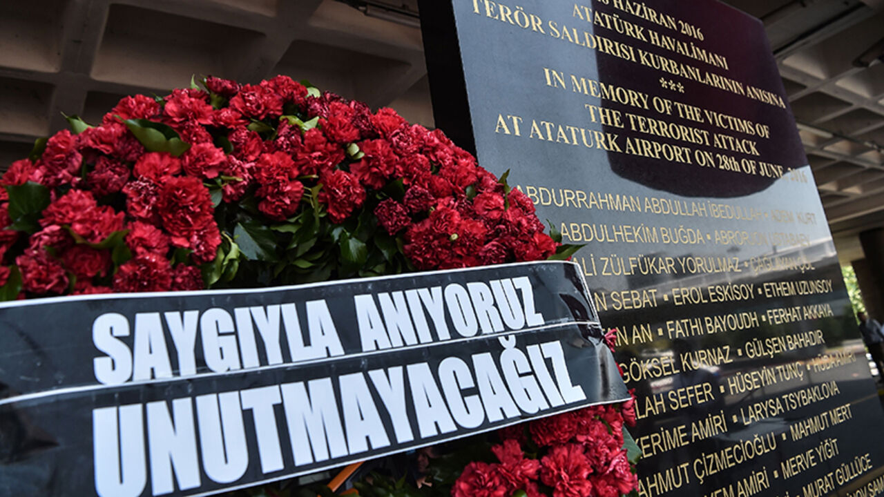 AFP_Q083E TOPSHOT - A wreath reading "We will not forget" and a commemorative plaque are pictured during a memorial ceremony on June 28, 2017 at Ataturk International airport in Istanbul, one year since the triple suicide bombing and gun attack by Islamic State (IS) jihadists.
Turkey on June 28 marked one year since the triple suicide bombing and gun attack on its main international airport in Istanbul that left dozens dead and was blamed on Islamic State (IS) jihadists. / AFP PHOTO / OZAN KOSE (Photo credit