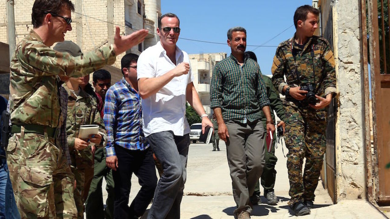 AFP_Q224Y Brett McGurk (C), US special Presidential Envoy for the Global Coalition to Counter IS, and Rupert Jones (L), deputy commander of Combined Joint Task Force Operation Inherent Resolve (CJTF-OIR), arrive for a meeting with the Tabqa Civil Council in the town of Tabqa, about 55 kilometres (35 miles) west of Raqa city, on June 29, 2017. / AFP PHOTO / DELIL SOULEIMAN (Photo credit should read DELIL SOULEIMAN/AFP/Getty Images)