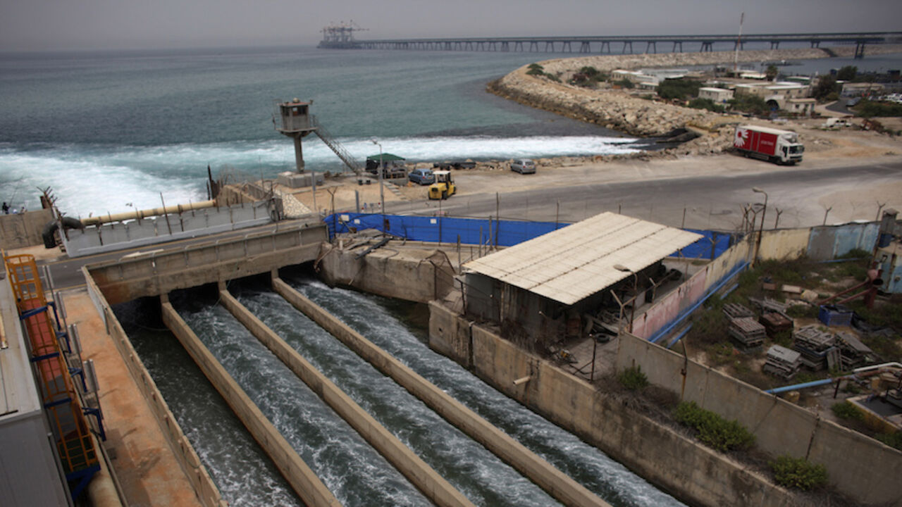 ISRAEL-DESALINATION/ Brine water flows into the Mediterranean Sea after passing through a desalination plant in the coastal city of Hadera May 16, 2010. An Israeli consortium unveiled the world's largest reverse osmosis desalination plant on Sunday in Hadera, hoping to help alleviate the arid country's water shortage. REUTERS/Nir Elias (ISRAEL - Tags: ENVIRONMENT POLITICS BUSINESS) - RTR2DYHU