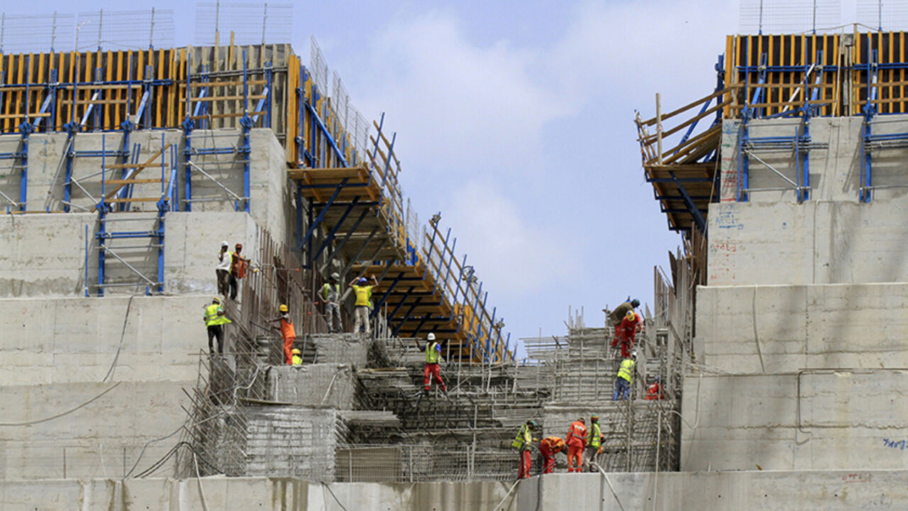 ETHIOPIA-CONSTRUCTION/ Construction workers are seen in a section of Ethiopia's Grand Renaissance Dam, as it undergoes construction, during a media tour along the river Nile in Benishangul Gumuz Region, Guba Woreda, in Ethiopia March 31, 2015. According to a government official, the dam has hit the 41 percent completion mark. Picture taken March 31, 2015. REUTER/Tiksa Negeri - RTR4VQ4C