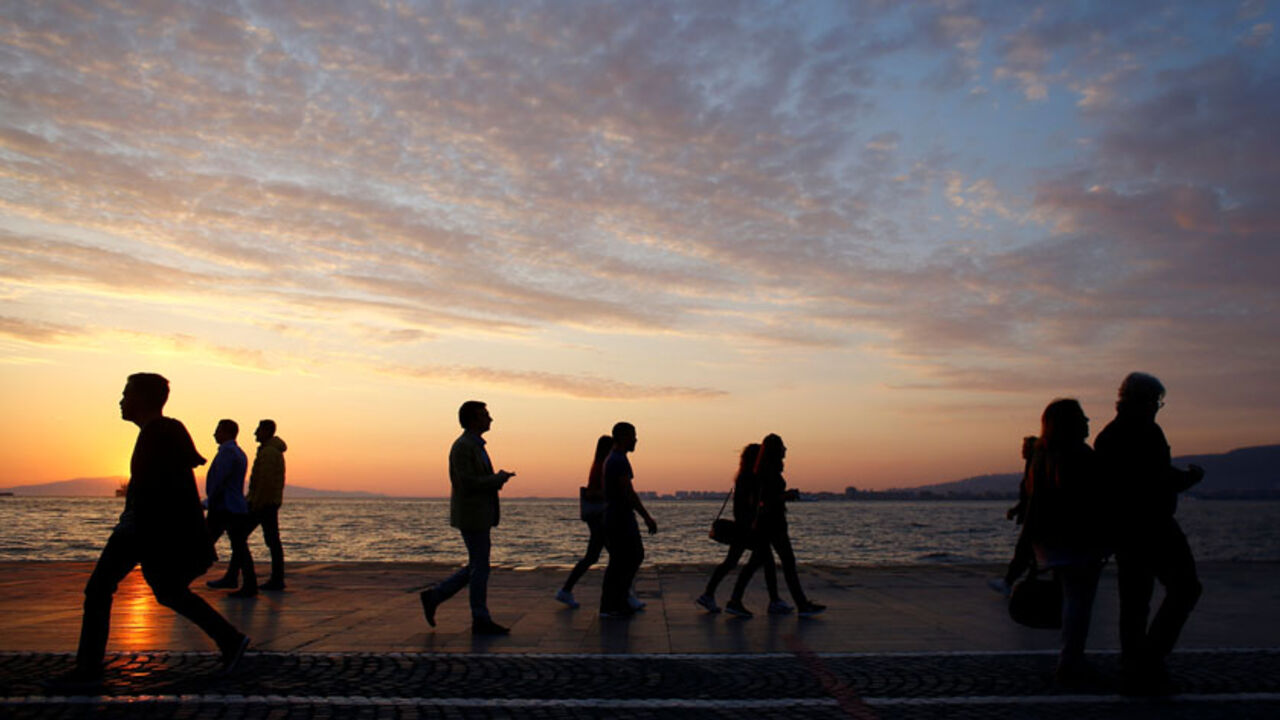 TURKEY-REFERENDUM/ People walk along during sunset in the Aegean port city of Izmir, Turkey, April 15, 2017. REUTERS/Osman Orsal - RTS12GNP