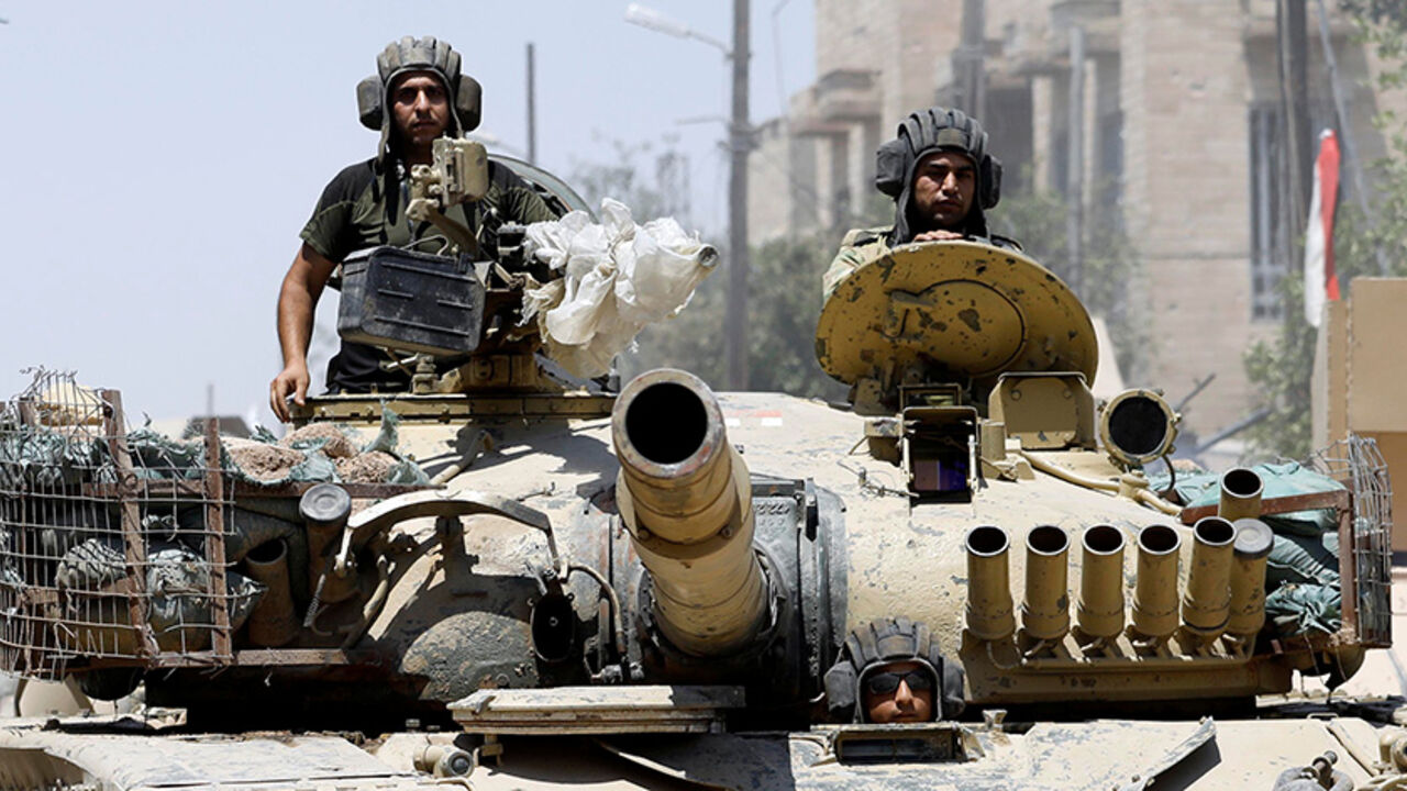 MIDEAST-CRISIS/IRAQ-MOSUL Iraqi soldiers look out from a tank as they advances towards the Islamic State militants positions in the Old City in western Mosul, Iraq June 18, 2017. REUTERS/Erik De Castro - RTS17JOV