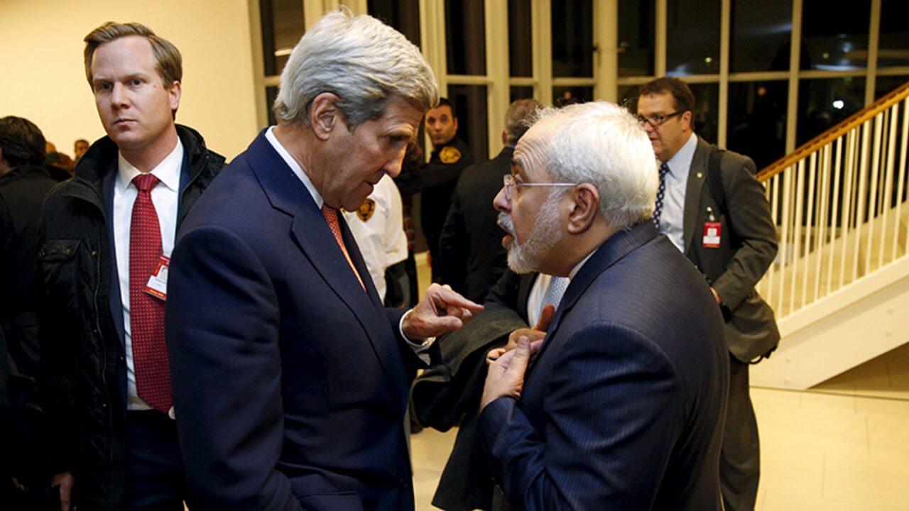 IRAN-NUCLEAR/ U.S. Secretary of State John Kerry talks with Iranian Foreign Minister Javad Zarif after the International Atomic Energy Agency (IAEA) verified that Iran has met all conditions under the nuclear deal, in Vienna January 16, 2016. REUTERS/Kevin Lamarque - RTX22P9I