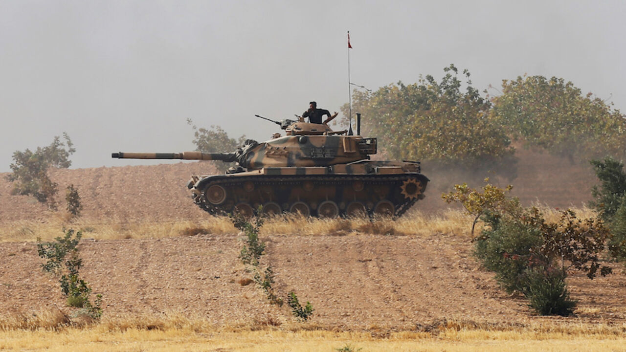 MIDEAST-CRISIS/SYRIA-TURKEY A Turkish army tank drives towards to the border in Karkamis on the Turkish-Syrian border in the southeastern Gaziantep province, Turkey, August 25, 2016. REUTERS/Umit Bektas - RTX2MYWT