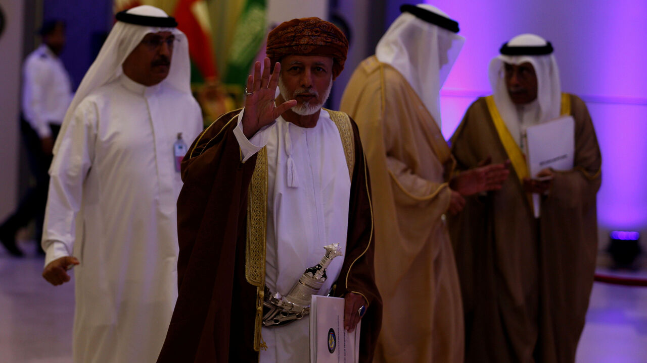 GULF-POLITICS/ Oman's Foreign Minister Yusuf bin Alawi waves as he arrives to attend a meeting of Foreign Ministers of the Gulf Cooperation Council (GCC) member states, in Riyadh, Saudi Arabia March 30, 2017. REUTERS/Faisal Al Nasser - RTX33EVF