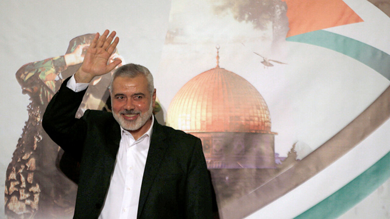 PALESTINIANS-GAZA/HAMAS Hamas Chief Ismail Haniyeh waves before giving a speech in Gaza City July 5, 2017. REUTERS/Mohammed Salem - RTX3A66U