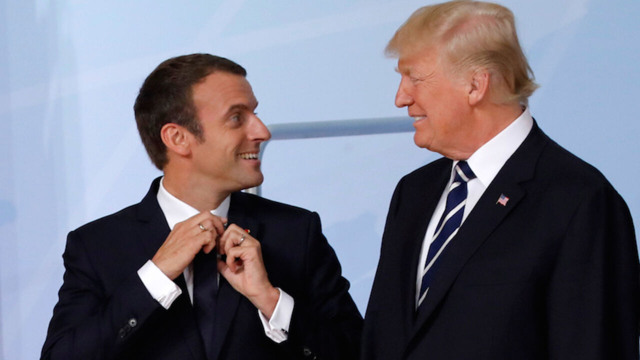 G20-GERMANY/ U.S. President Donald Trump looks at French President Emmanuel Macron before a family photo at the G20 summit in Hamburg, Germany July 7, 2017. REUTERS/Carlos Barria - RTX3AGKS