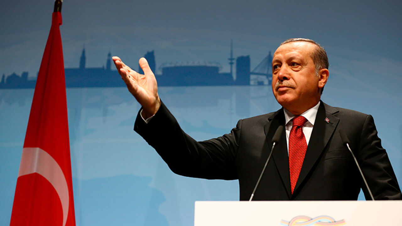 G20-GERMANY/ Turkish President Recep Tayyip Erdogan gestures during a news conference to present the outcome of the G20 leaders summit in Hamburg, Germany July 8, 2017. REUTERS/Wolfgang Rattay - RTX3ANDI