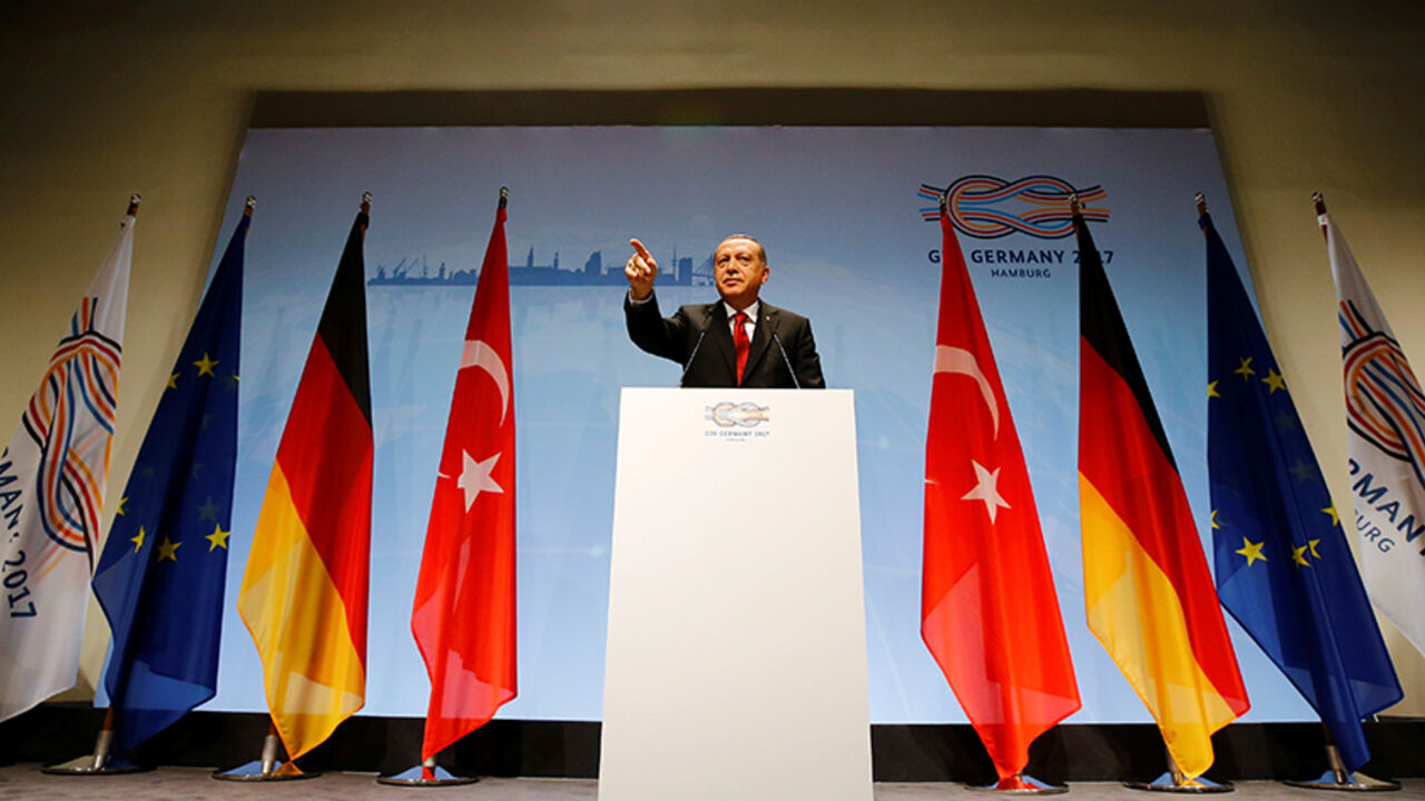 G20-GERMANY/ Turkish President Recep Tayyip Erdogan gestures during a news conference to present the outcome of the G20 leaders summit in Hamburg, Germany July 8, 2017. REUTERS/Wolfgang Rattay - RTX3ANEA