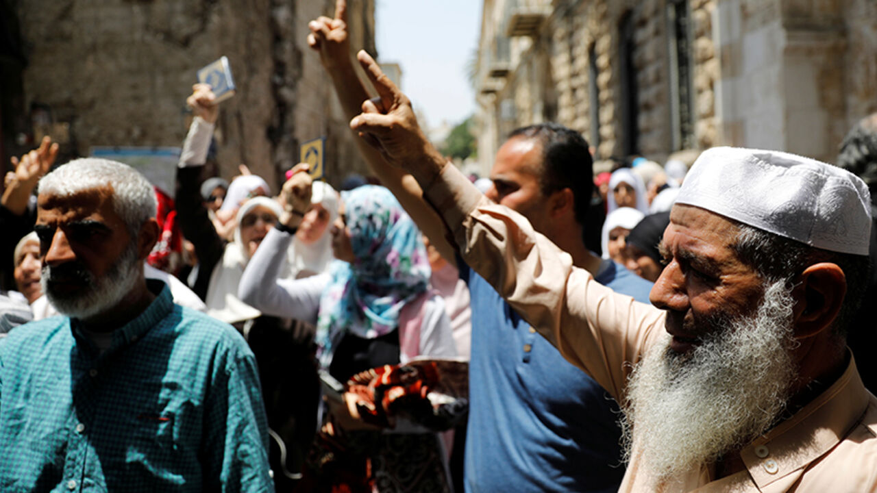 ISRAEL-PALESTINIANS/ Palestinians shout slogans during a protest over Israel's new security measures at the compound housing al-Aqsa mosque, known to Muslims as Noble Sanctuary and to Jews as Temple Mount, in Jerusalem's Old City July 20, 2017. REUTERS/Ronen Zvulun - RTX3C77B