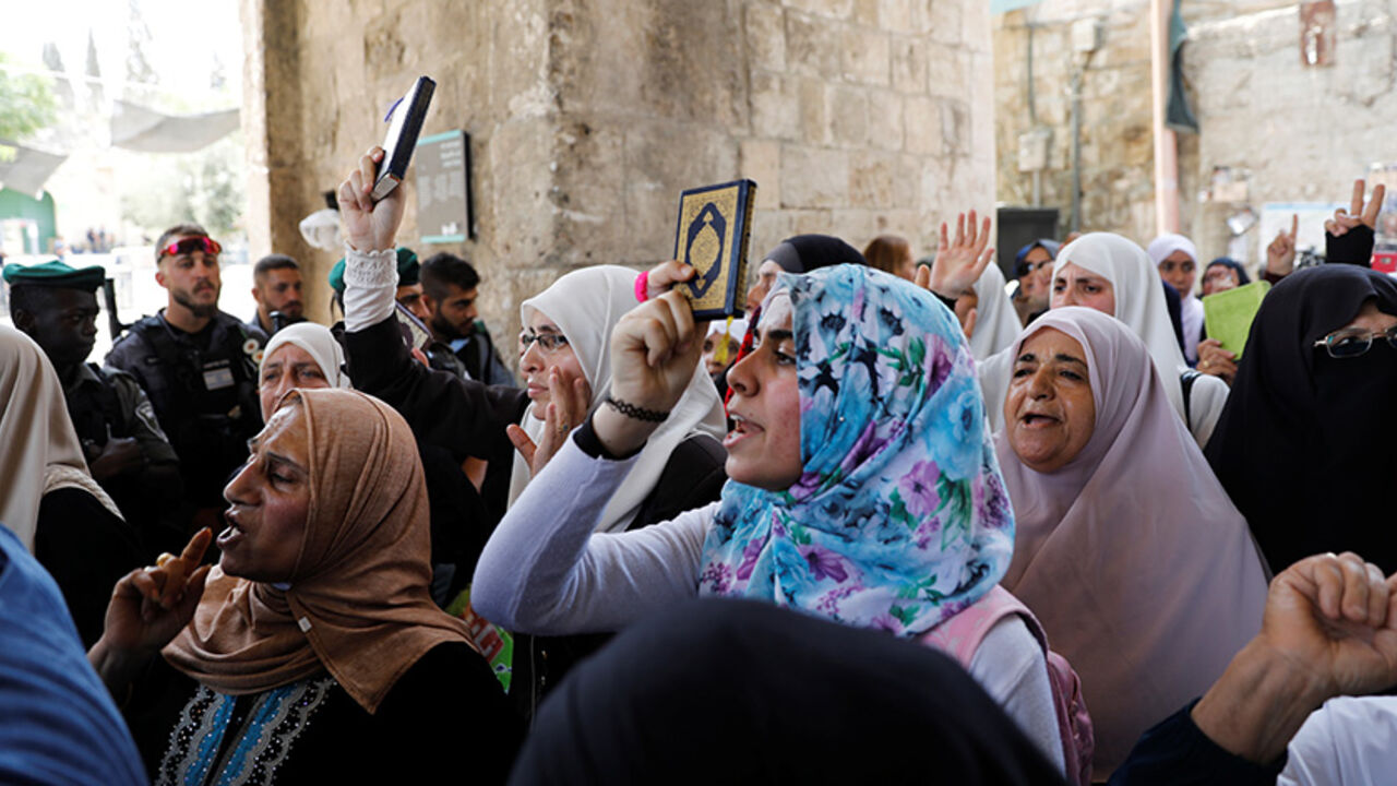 ISRAEL-PALESTINIANS/ Palestinians shout slogans during a protest over Israel's new security measures at the compound housing al-Aqsa mosque, known to Muslims as Noble Sanctuary and to Jews as Temple Mount, in Jerusalem's Old City July 20, 2017. REUTERS/Ronen Zvulun - RTX3C787