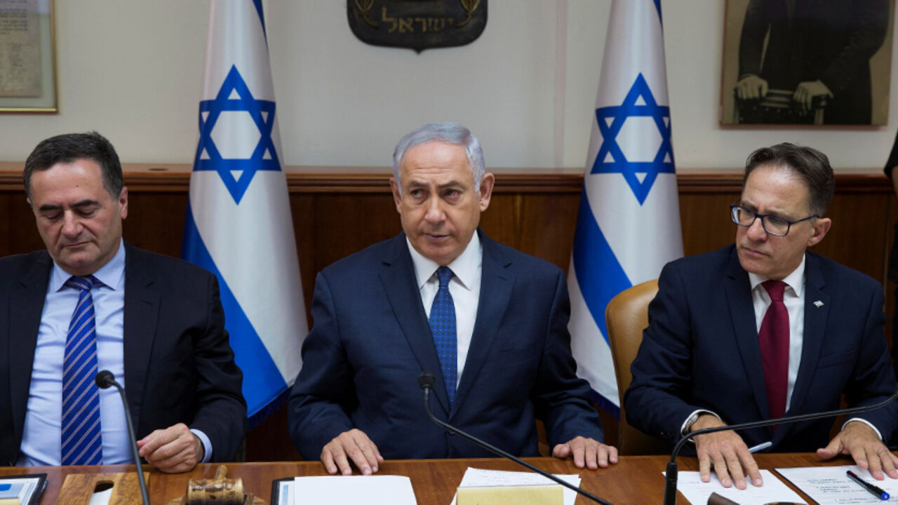 ISRAEL-PALESTINIANS/ Israeli Prime Minister Benjamin Netanyahu (C) attends the weekly cabinet meeting at his office in Jerusalem July 23, 2017. REUTERS/Abir Sultan/Pool - RTX3CK7R