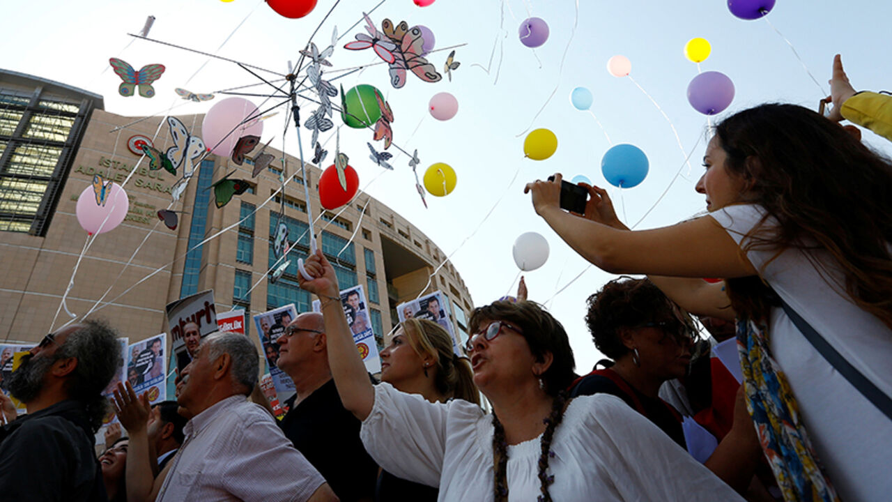 TURKEY-SECURITY/NEWSPAPER Journalists and press freedom activists release balloons during a demonstration in solidarity with the members of the opposition newspaper Cumhuriyet who were accused of supporting a terrorist group outside a courthouse, in Istanbul, Turkey, July 24, 2017. REUTERS/Murad Sezer - RTX3CNRK