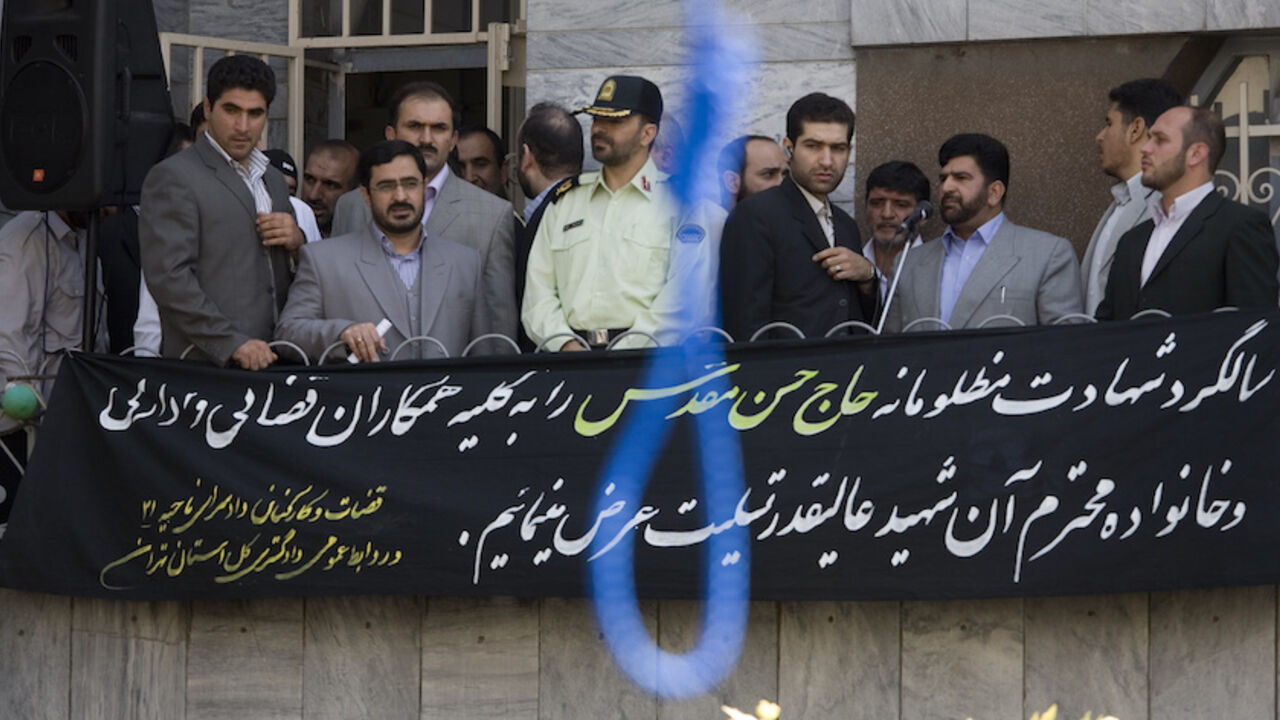 IRAN-RIGHTS/EXECUTION Tehran Prosecutor General Saeed Mortazavi (2nd L) attends the execution by hanging of Majid Kavousifar and Hossein Kavousifar in Tehran August 2, 2007. Iran hanged Majid and Hossein, the killers of a judge, Hassan Moghaddas, who had jailed several reformist dissidents, before a crowd of hundreds of people on Thursday. The banner reads: "We give our condolences to all our judiciary colleagues and the deceased family on the anniversary of the martyrdom of Hassan Moghaddas". REUTERS/Morteza Nikoubazl (IRAN) -