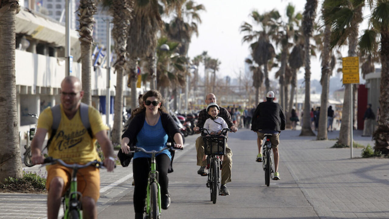 ISRAEL-ELECTION/ People ride bicycles in Tel Aviv on election day March 17, 2015. Millions of Israelis turned out to vote on Tuesday in a tightly-fought election, with Prime Minister Benjamin Netanyahu facing an uphill battle to defeat a strong campaign by the centre-left opposition to deny him a fourth term in office. REUTERS/Stringer (ISRAEL - Tags: POLITICS ELECTIONS SOCIETY) - RTR4TQ4O