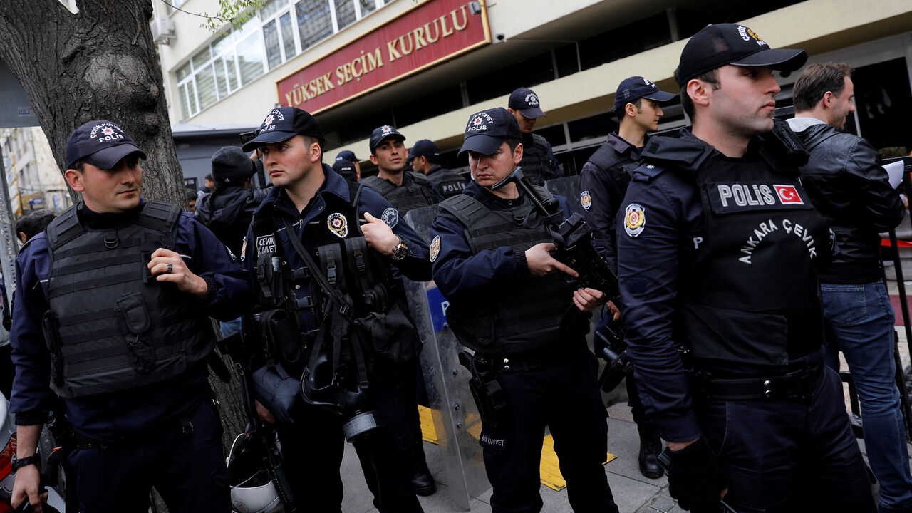 TURKEY-POLITICS/ Riot police secure the entrance of the High Electoral Board as people wait in line to submit their personal appeals for annulment of the referendum, in Ankara, Turkey, April 18, 2017. REUTERS/Umit Bektas - RTS12RUX