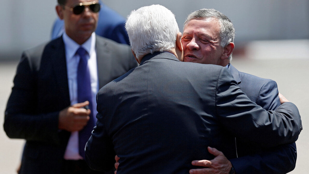 JORDAN-PALESTINIANS/ISRAEL Jordan's King Abdullah II is hugged by Palestinian President Mahmoud Abbas upon the king's arrival in the West Bank city of Ramallah, August 7, 2017. REUTERS/Mohamad Torokman - RTS1APAM
