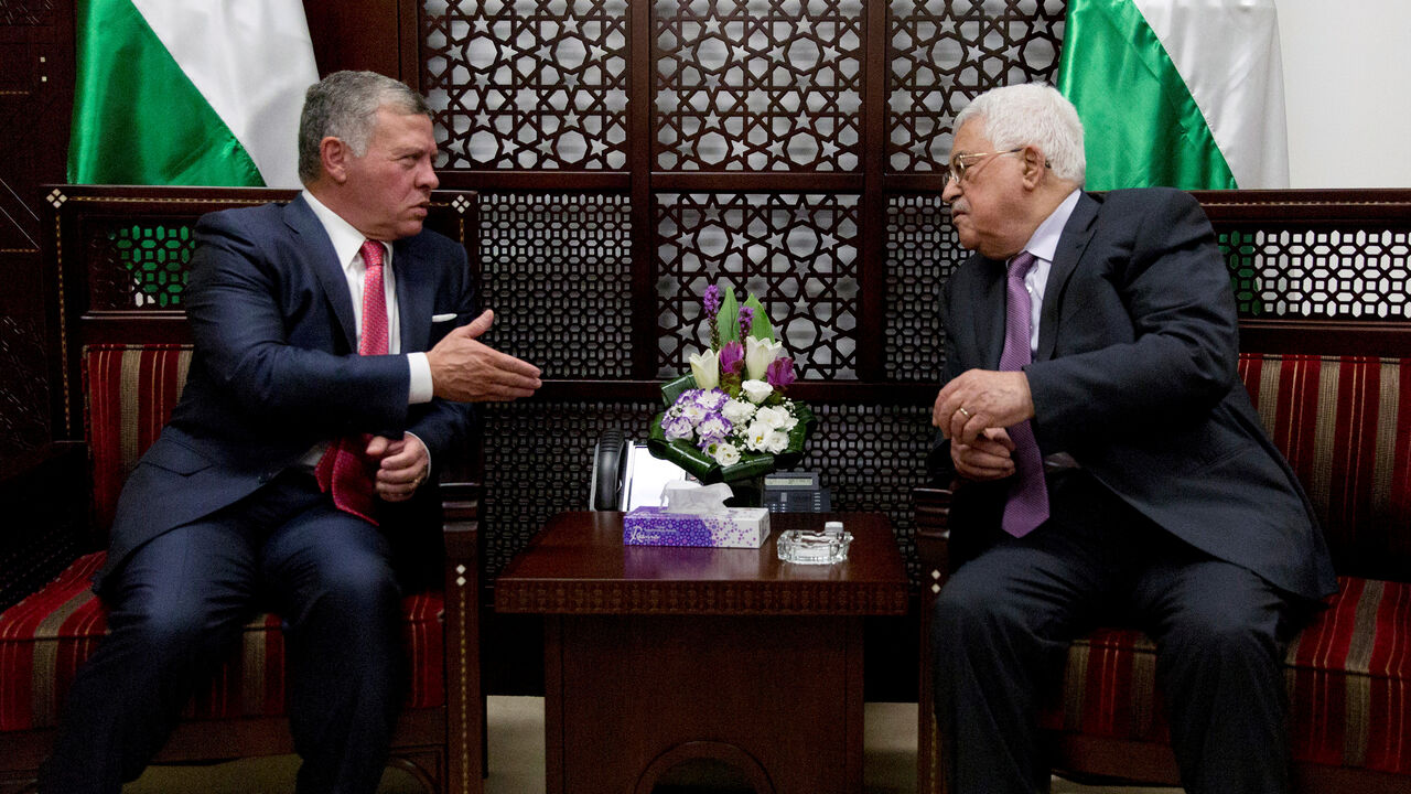 JORDAN-PALESTINIANS/ISRAEL Palestinian President Mahmoud Abbas meets with Jordan's King Abdullah II in the West Bank city of Ramallah August 7, 2017. REUTERS/Nasser Nasser/Pool - RTS1AR22