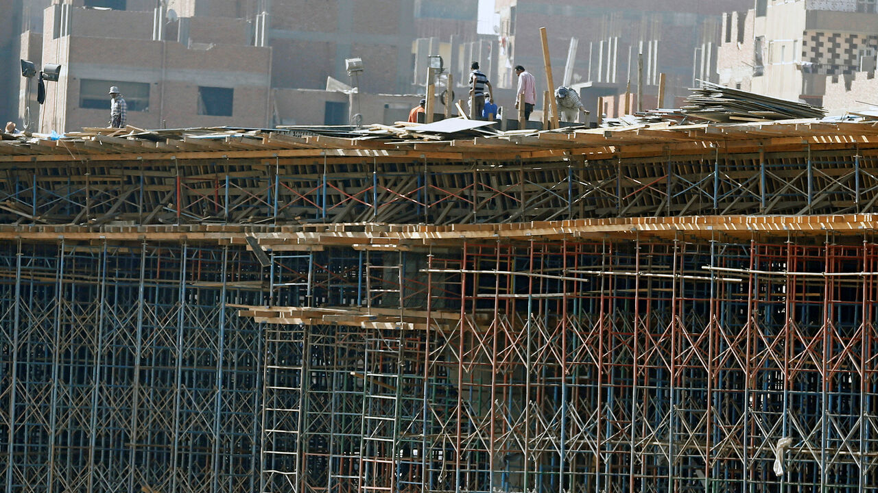 EGYPT-ECONOMY/ Construction labourers work on a bridge to link the Cairo-Banha highway at the agricultural road which leads to the capital city of Cairo, Egypt October 13, 2016. Picture taken October 13, 2016. REUTERS/Amr Abdallah Dalsh - RTSS9FW