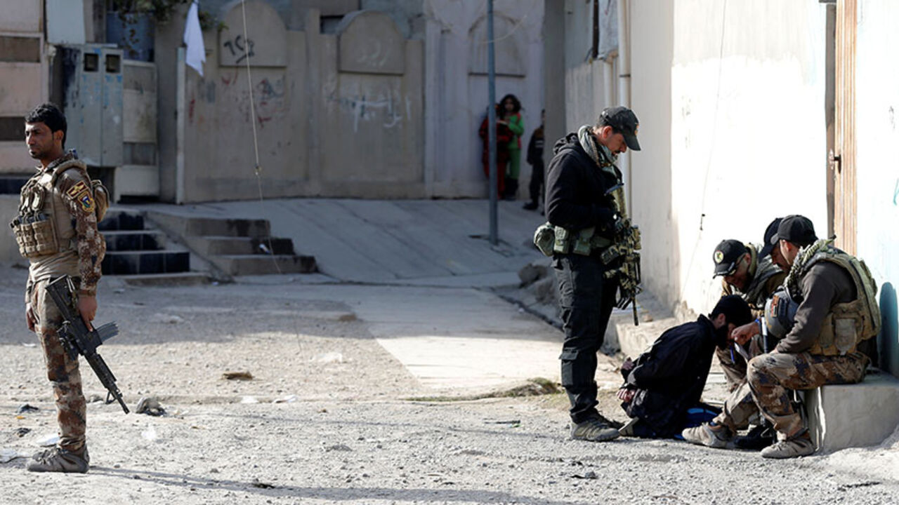 MIDEAST-CRISIS/IRAQ-MOSUL Members of an Iraqi Special forces intelligence team talk to a suspected Islamic State fighter in Mosul, Iraq November 27, 2016. REUTERS/Goran Tomasevic - RTSTITF
