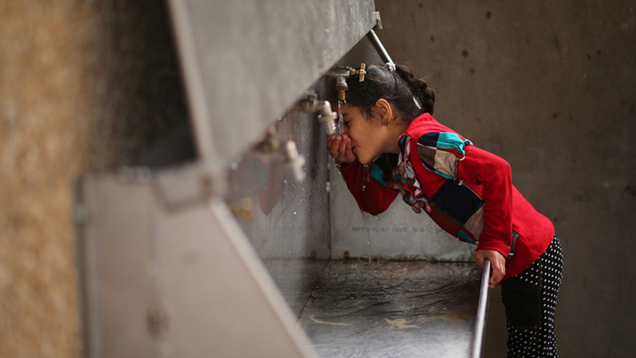 PALESTINIANS-GAZA/WATER A Palestinian girl drinks water from a public tap in Jabaliya refugee camp in the northern Gaza Strip January 24, 2017. Picture taken January 24, 2017. REUTERS/Mohammed Salem - RTSXG9O