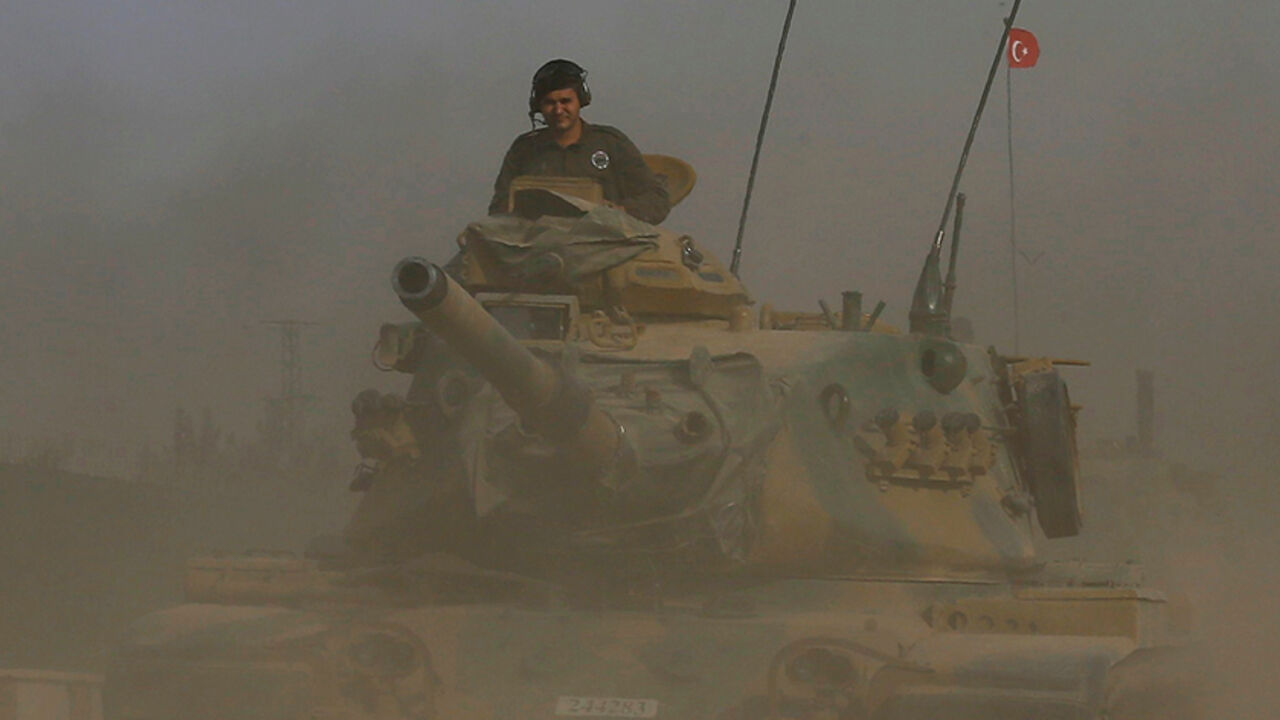 A Turkish army tank drives towards to the border in Karkamis on the Turkish-Syrian border in the southeastern Gaziantep province, Turkey, August 25, 2016. REUTERS/Umit Bektas - RTX2MYVZ