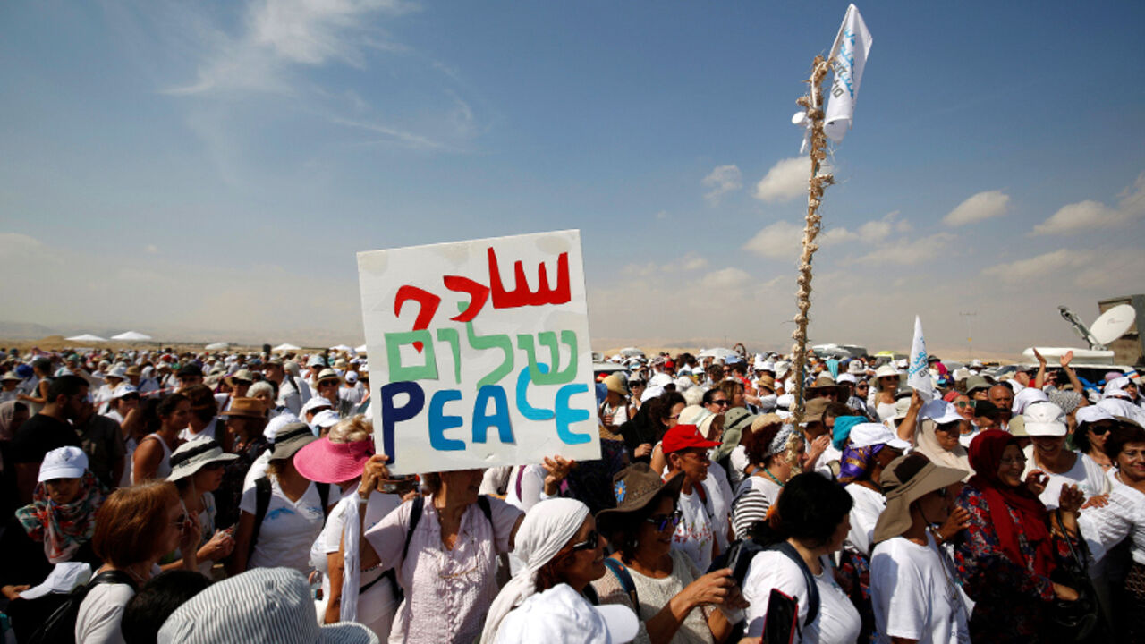 ISRAEL-PALESTINIANS/ Demonstrators including Israeli and Palestinian activists take part in a demonstration in support of peace near the West Bank city of Jericho October 19, 2016. REUTERS/Mohamad Torokman - RTX2PI50
