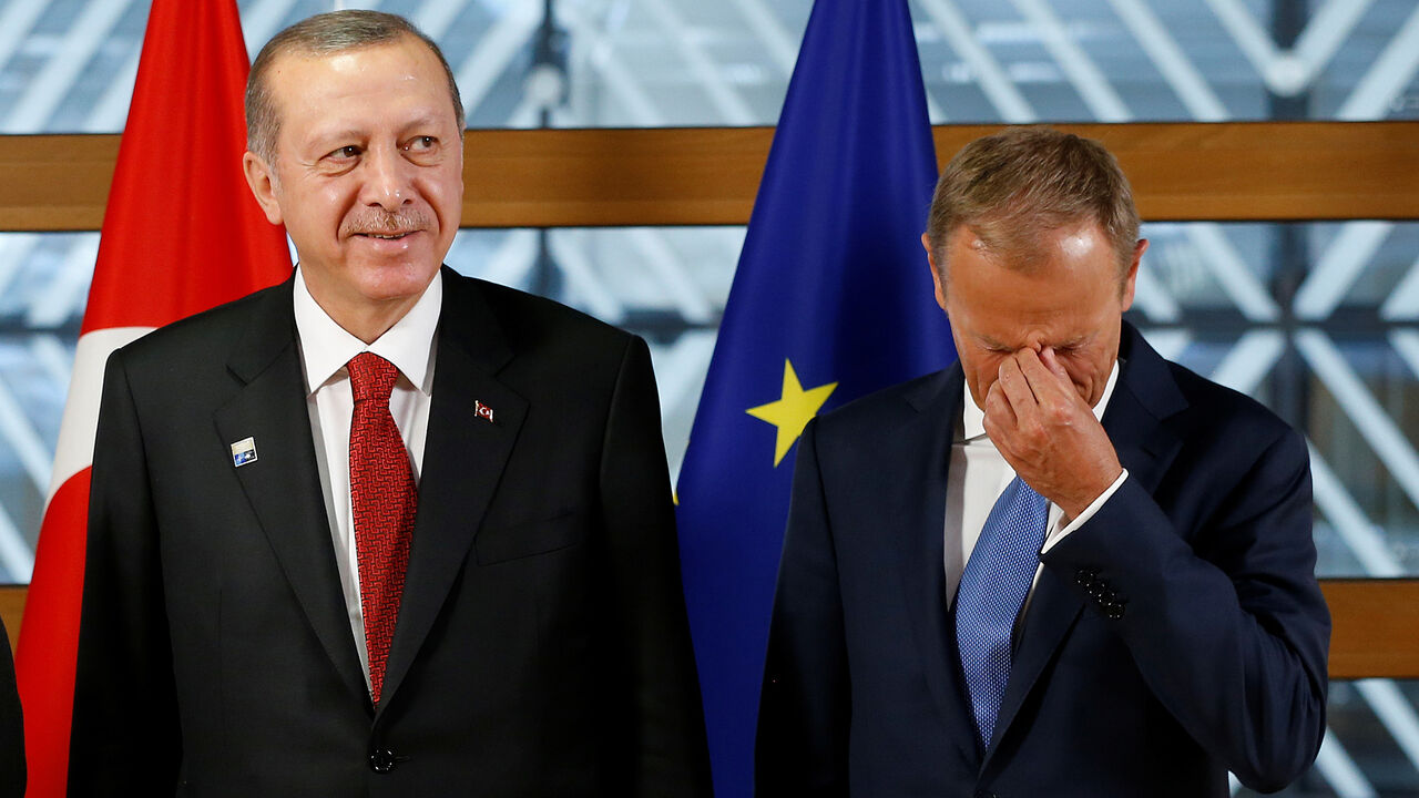 EU-TURKEY/ Turkish President Recep Tayyip Erdogan (C) poses with European Council President Donald Tusk (R) and European Commission President Jean-Claude Juncker (L) in Brussels, Belgium, May 25, 2017. REUTERS/Francois Lenoir - RTX37KFD